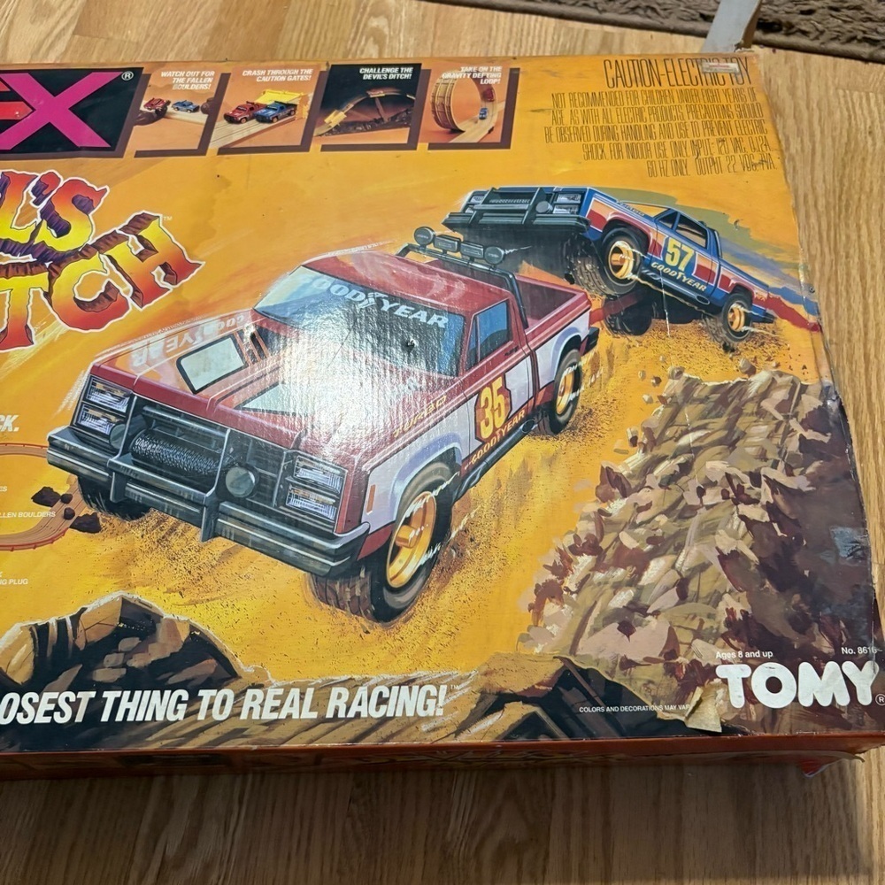 Vintage 1989 Aurora AFX Devil's Ditch Race Track Toys R Us W/ 2 Trucks - Picture 4 of 12